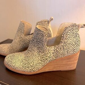 Tom’s Kallie bootie - size 9.5 wide - mini cheetah suede